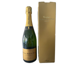 Paul Bara Marie de France Blanc de Noirs 2010 Champagnerflasche neben goldener Verpackung.